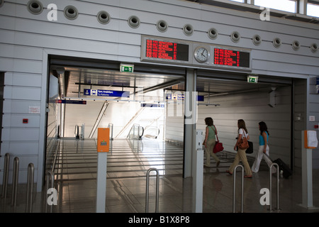 Griechenland-Attika Athen internationaler Flughafen Eleftherios Venizelos Eingang Plattformen bei Metro Bahnhof Stockfoto