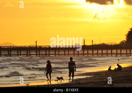 Sonnenuntergang am Strand von Rayong, thailand Stockfoto