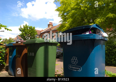 Recycling und Abfall Behälter auf einer Straße in Harrow, London, UK 1/3 Stockfoto