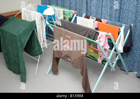 Wäscheständer voll nasse Kleidung und Handtücher Stockfoto