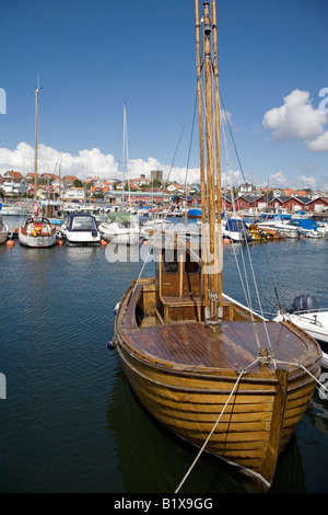 Traditionellen skandinavischen Holzboot in kleinen Bootshafen in Klova Dorf am Hönö Insel Bohuslan West Schweden Europa Stockfoto