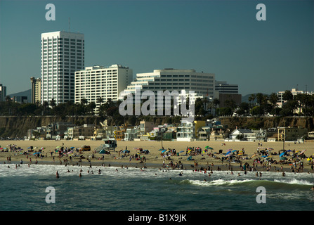 Strand von Santa Monica, gesehen von der Meerseite zurück in Richtung Strand. Stockfoto