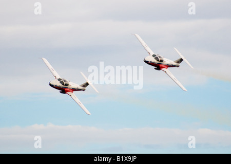 Die Snowbirds, Kanadas extreme Kunstflugstaffel, Manöver präzise zusammen in den Himmel. Stockfoto