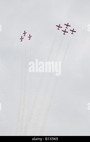 Die Snowbirds, Kanadas extreme Kunstflugstaffel, Manöver präzise zusammen in den Himmel. Stockfoto