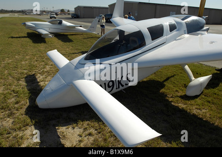 Eine Versammlung von benutzerdefinierten gebauten Homebuilt Experimentalflugzeug.  Der Heckmotor zeichnen diese Rutan Stil "Canard Drücker". Stockfoto