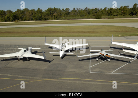 Eine Versammlung von benutzerdefinierten gebauten Homebuilt Experimentalflugzeug.  Der Heckmotor zeichnen diese Rutan Stil "Canard Drücker". Stockfoto