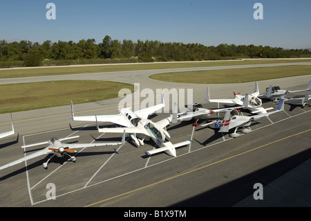 Eine Versammlung von benutzerdefinierten gebauten Homebuilt Experimentalflugzeug.  Der Heckmotor zeichnen diese Rutan Stil "Canard Drücker". Stockfoto