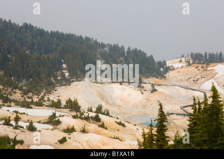 Luftaufnahme von Bumpass Hell, der größte hydrothermalen Bereich in Lassen Volcanic Nationalpark, Kalifornien, USA. Stockfoto