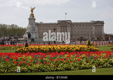 Buckingham Palace, Heimat der britischen königlichen Familie, mit der Queen Victoria Monument im Vordergrund, London England Stockfoto