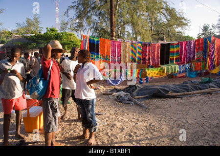 Bunte Sarongs und Kleidung zum Verkauf auf dem lokalen touristischen Markt von Tofo, Mosambik Stockfoto