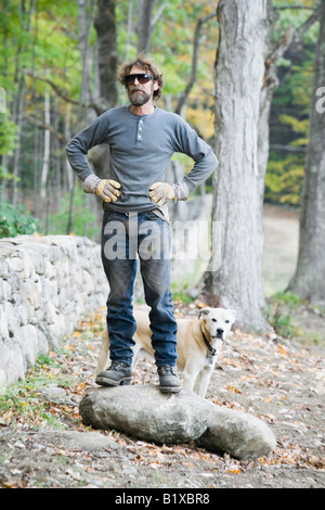 Reifer Mann mit Hund Stockfoto