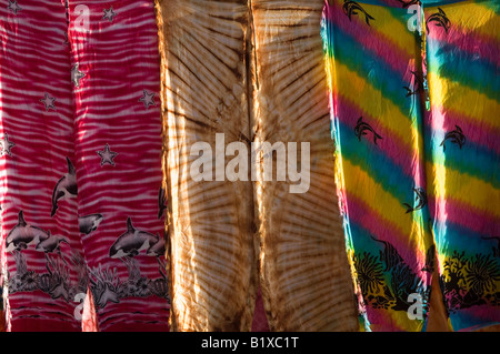 Bunte Sarongs und Kleidung zum Verkauf auf dem lokalen touristischen Markt von Tofo, Mosambik Stockfoto