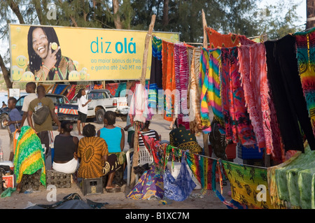 Bunte Sarongs und Kleidung zum Verkauf auf dem lokalen touristischen Markt von Tofo, Mosambik Stockfoto