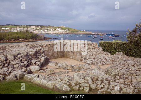 Harry s Wände mit Blick auf den Hafen St Mary s Scilly-Inseln Stockfoto