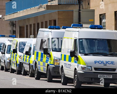 POLIZEI-VANS UND AUTOS FAHRZEUGE PARKTEN AUßERHALB BETHEL STREET POLIZEISTATION NORWICH NORFOLK Stockfoto