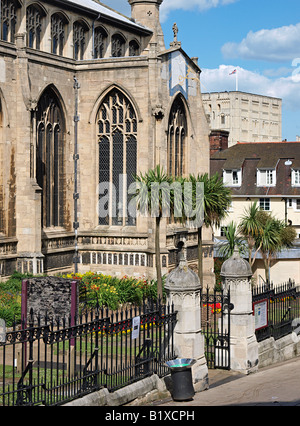 KIRCHE DES HEILIGEN ST. PETER MANCROFT NORWICH MIT BLICK AUF DIE BURG HINTER NORFOLK EAST ANGLIA UK Stockfoto