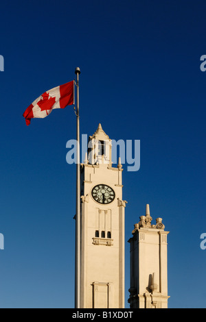 Kanada, Montreal, Uhrturm, Tour de lHorloge, mit kanadischer Flagge Stockfoto