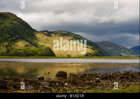 Loch Alsh und Reflexionen. Ein Meeresarm zwischen den Isle of Skye in den Inneren Hebriden und die Northwest Highlands von Schottland Stockfoto