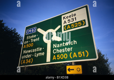 M6 Straßenschild zeigen Richtungen Keele Nantwich Chester Newcastle-under-Lyme Stockfoto