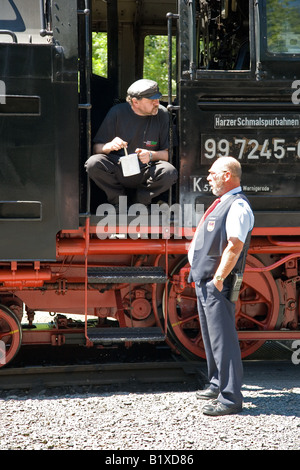 Lokführer und Wache auf die Dampf-Schmalspurbahn zwischen Wernigerode und den Brocken im Harz, Deutschland Stockfoto