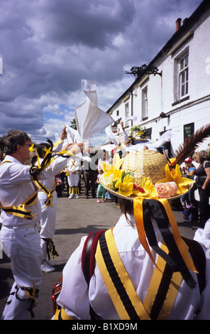 Traditionellen Morris Tänzer tanzen außerhalb der Kings sperren Pub In Middlewich Cheshire Stockfoto