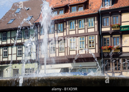 Quedlinburg halb Fachwerkhaus beherbergt in den Marktplatz und den Brunnen Stockfoto