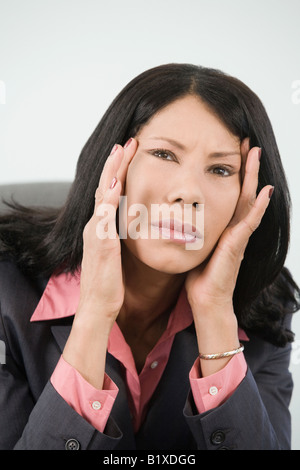 Porträt einer Geschäftsfrau, die unter Kopfschmerzen leiden Stockfoto