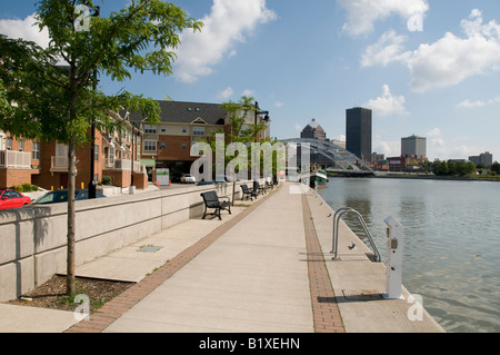 Riverwalk und Rochester NY USA Skyline mit Frederick Douglass - Susan B. Anthony Memorial Bridge. Stockfoto