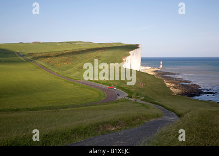 Wolken senden Schatten über Beachy Head Leuchtturm und die umliegende Landschaft Stockfoto