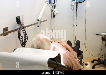 Patient liegt auf Prüfung Tisch warten Stockfoto
