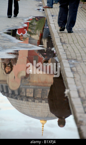 Istanbuls massiv und historisch bedeutsamen Aya Sofya Moschee, wie auf einem hellen Wintertag spiegelt sich in einer nahe gelegenen Pfütze. Stockfoto