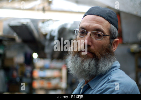 Ein orthodoxen jüdischen Metallwarenhändler in seinem Geschäft in der Altstadt von Jerusalem. Stockfoto