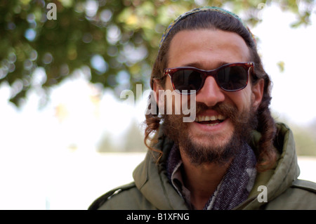 Eine funky, junge lächelt orthodoxen jüdischen Mann an der Kamera in der Jerusalemer Altstadt. Stockfoto