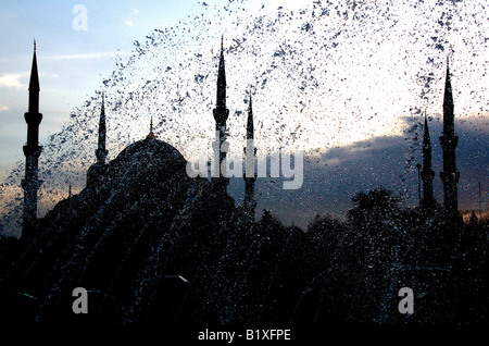 Die schöne Aya Sofya Moschee Istanbuls Sultanahmet Gegend, wie in der Dämmerung durch einen nahe gelegenen Brunnen zu sehen. Stockfoto