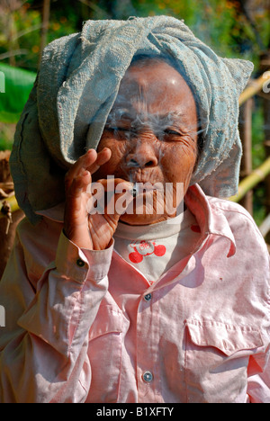 Alten Lao Frau raucht, portrait Stockfoto