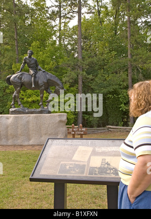 Weibliche Touristen liest Info at Statue des jungen auf Pferd mit Andrew Jackson State Park Lancaster Südcarolina USA Stockfoto