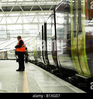 Bahn-Plattform verlassen Stockfoto