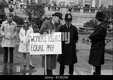 Women Rights 1960s UK. Gleiche Rechte gleicher Lohn, Mann mit Plakat, der mit der Polizei spricht, 1968 HOMER SYKES Stockfoto