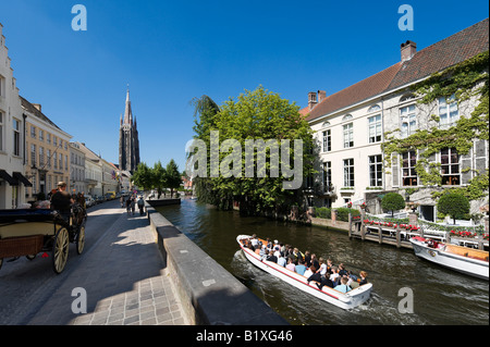 Bootsfahrt auf einem Kanal in der Altstadt mit Onze-Lieve-Vrouwekerk hinter Brügge, Belgien Stockfoto