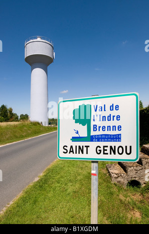 Stadtlogo Zeichen und Wasserturm, Saint Genou, Indre, Frankreich. Stockfoto