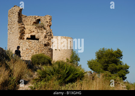 Wanderer stehen von verlassenen Windmühle auf La Plana, Javea / Xabia, Provinz Alicante, Comunidad Valenciana, Spanien Stockfoto