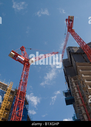 Gebäude im Bau mit roter Turm Innenstadt Krane blauen Himmel Stockfoto