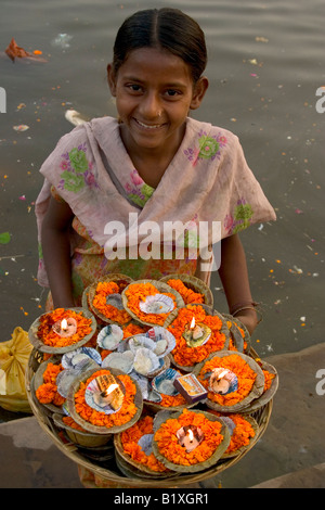 schöne junge Mädchen verkaufen Girlanden auf einem Ghat in Varanasi, Indien Stockfoto