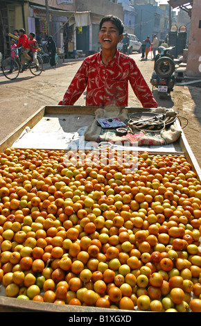 fröhliche junge treibt ein Obst-Cart, Agra, Indien Stockfoto