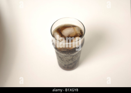 Ein hoch Pint Glas voll von Coke, Pepsi, Diät-Cola oder andere Cola Stockfoto