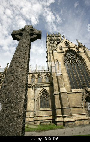 Stadt von Doncaster, England. Südansicht von Sir George Gilbert Scott gebaut Minster Kirche des Heiligen Georg, Doncaster. Stockfoto