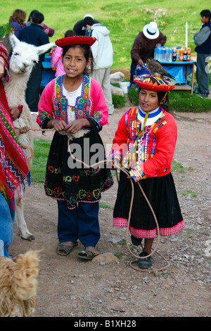 Zwei traditionell gekleideten Quechua Mädchen am Sacsayhuaman Inka-Ruinen in der Nähe von Cuzco Cusco Peru Stockfoto