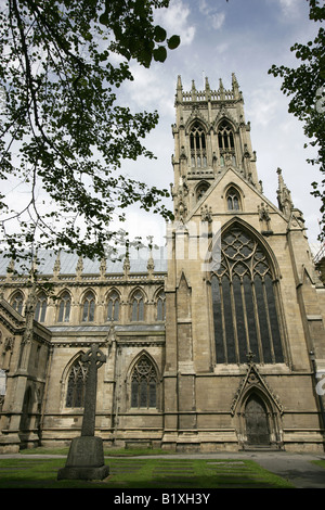Stadt von Doncaster, England. Südansicht von Sir George Gilbert Scott gebaut Minster Kirche des Heiligen Georg, Doncaster. Stockfoto
