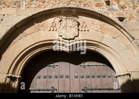 Stein-Wappen des Bischofs über eine Tür, Caceres, Spanien Stockfoto