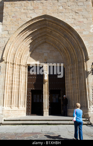 Gotische Fassade von Saint Mary Concathedral, Caceres, Spanien Stockfoto